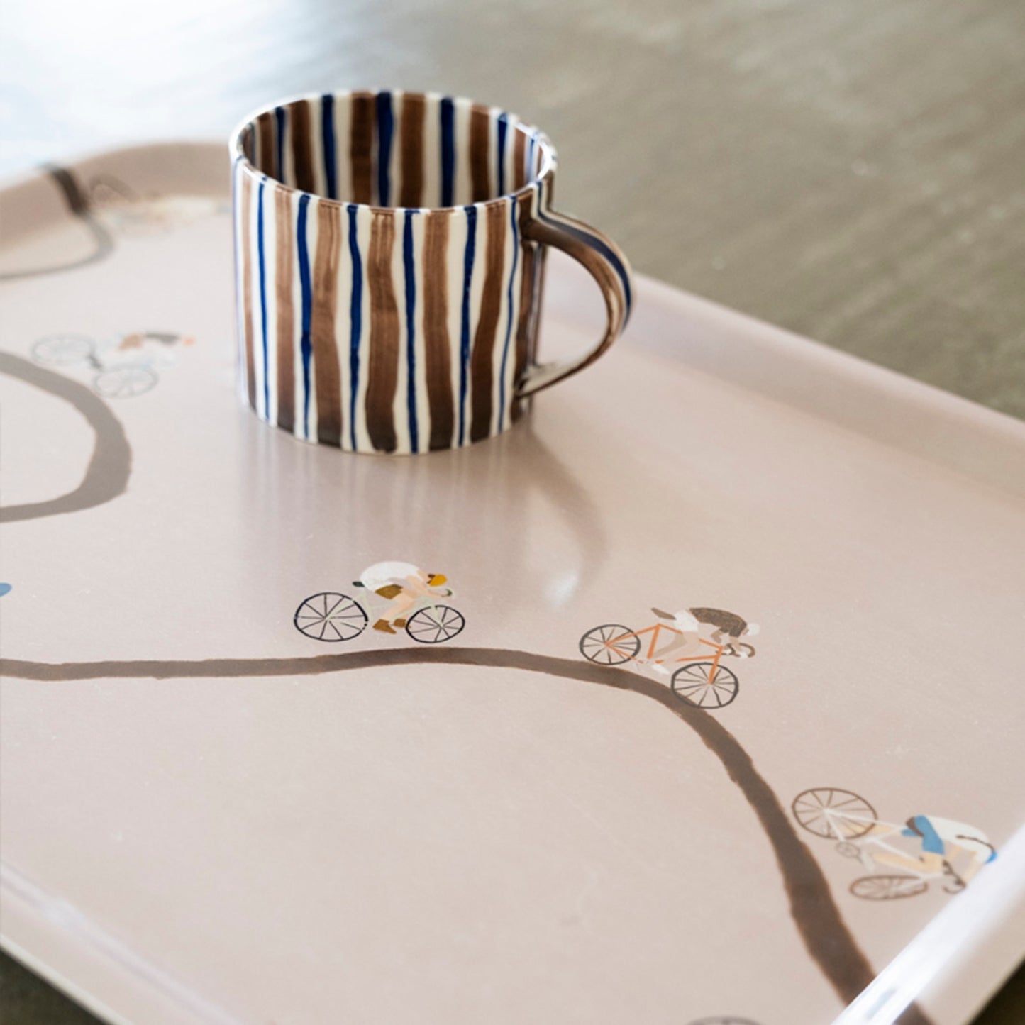 Bicycles Tray fra Fine Little Day med kop