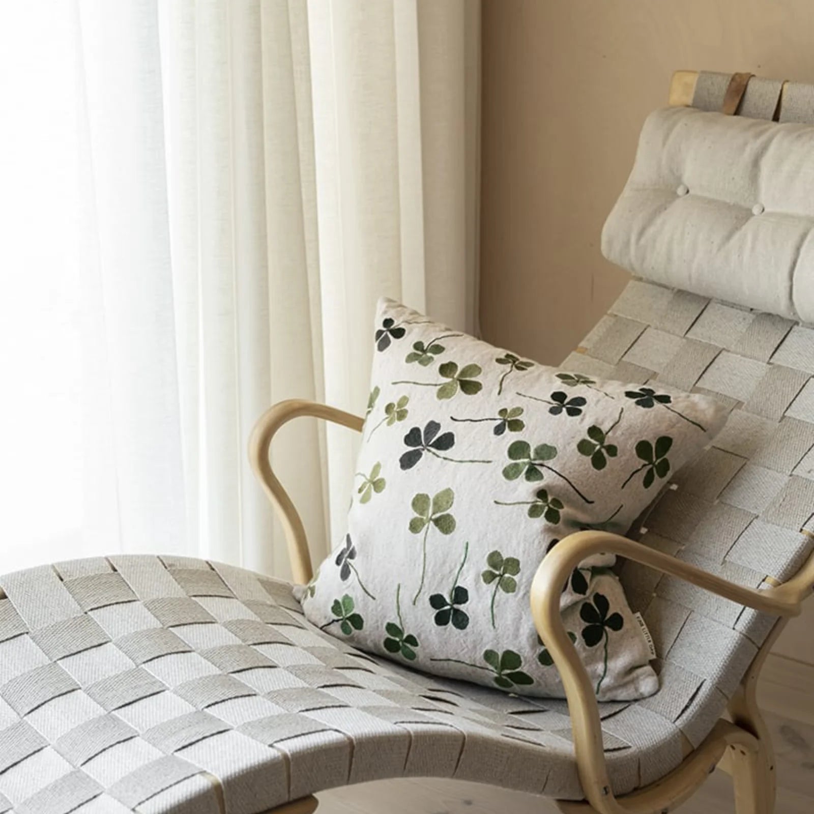 Clover Embroidered Cushion fra Fine Little Day i lænestol