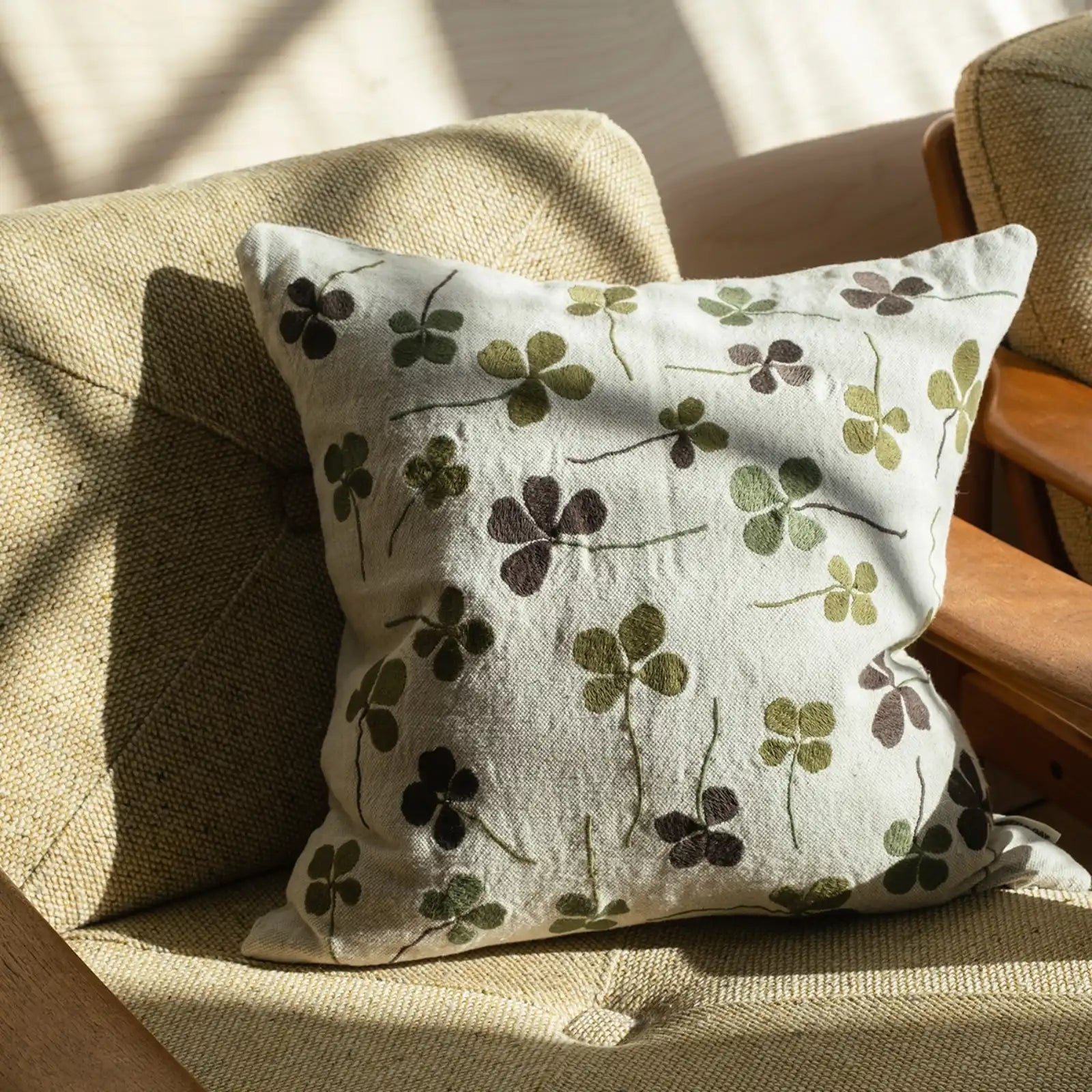 Clover Embroidered Cushion fra Fine Little Day i solskin