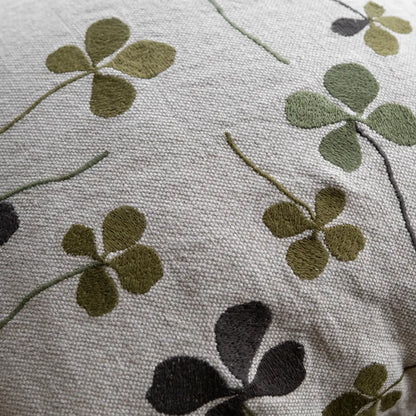 Clover Embroidered Cushion fra Fine Little Day (detalje)