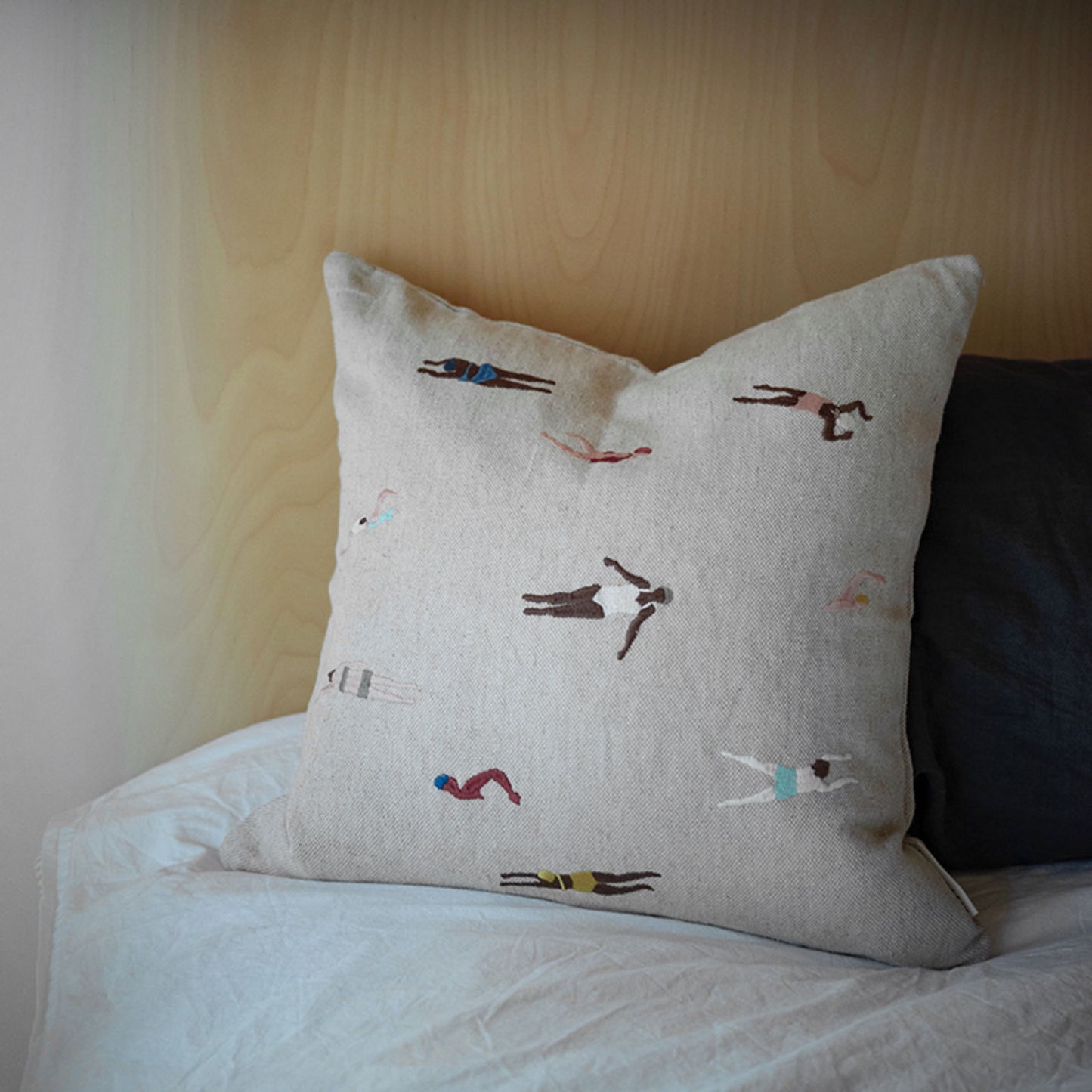 Swimmers Embroidered Cushion fra Fine Little Day (på seng)