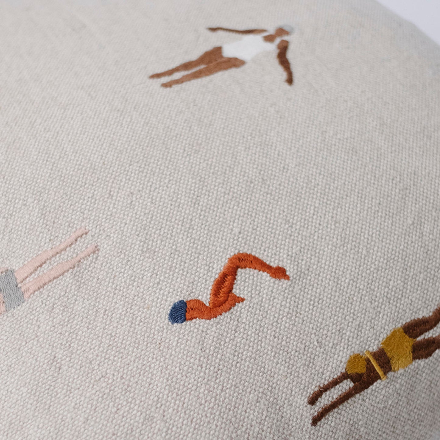 Swimmers Embroidered Cushion fra Fine Little Day (detalje)
