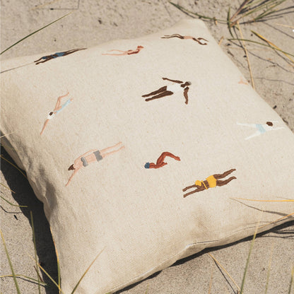 Swimmers Embroidered Cushion fra Fine Little Day (på strand)