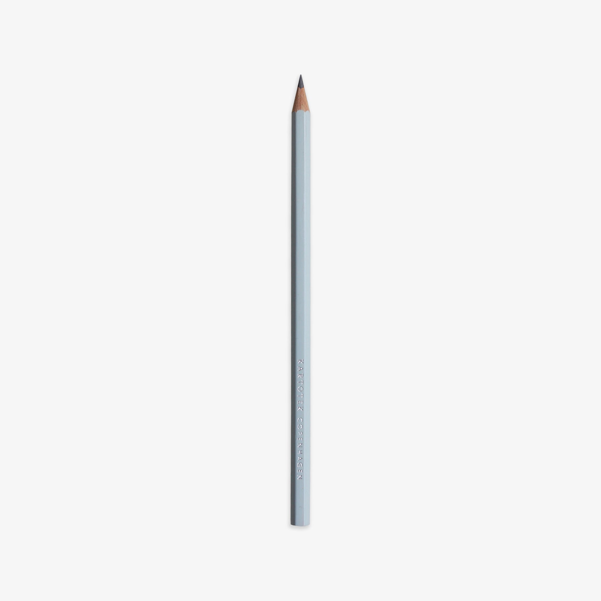 Lyseblå blyant i cedertræ fra Kartotek, 20 kr.