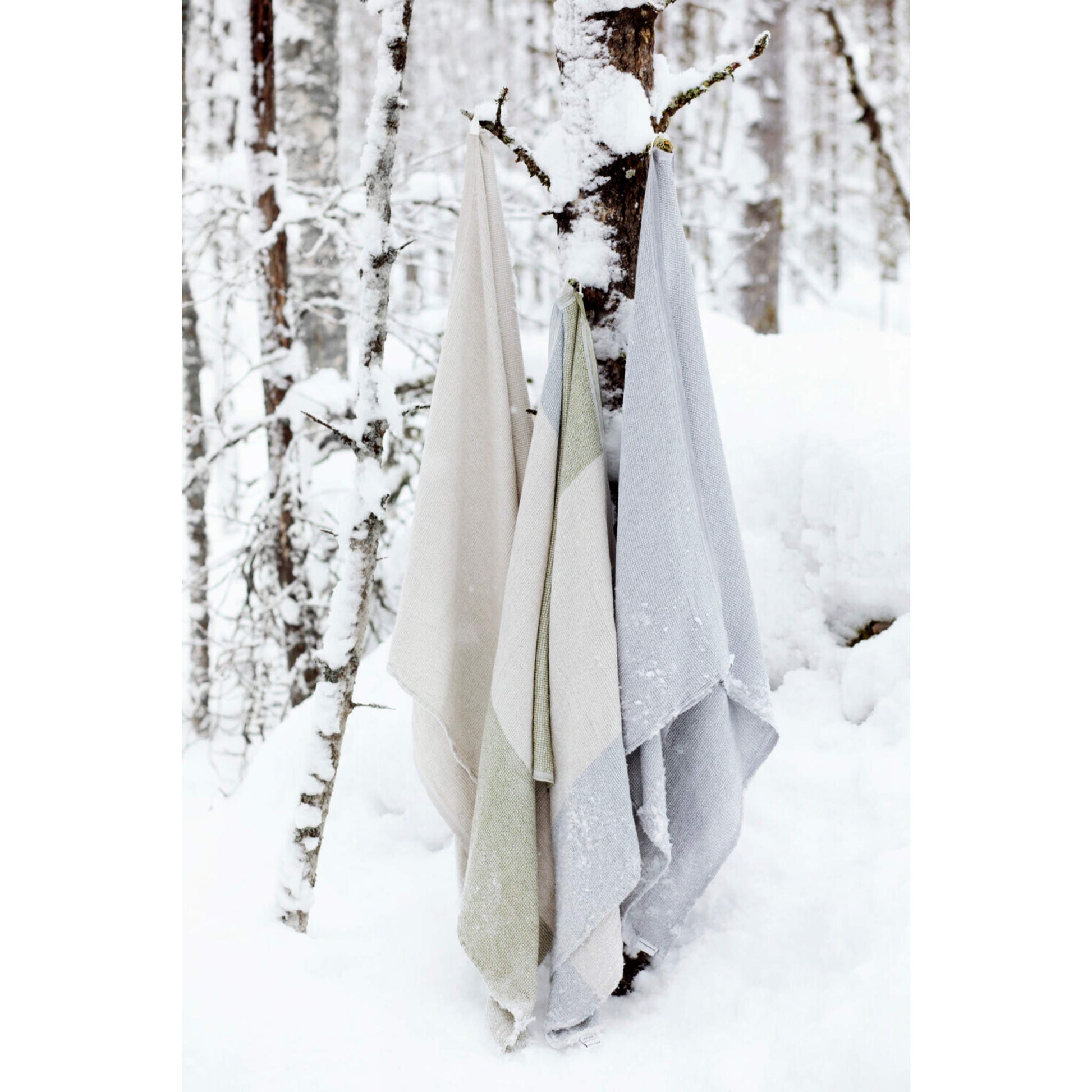 Terva Towel i White/Multi/Olive fra Lapuan Kankurit (hængende på træ), 169 kr.