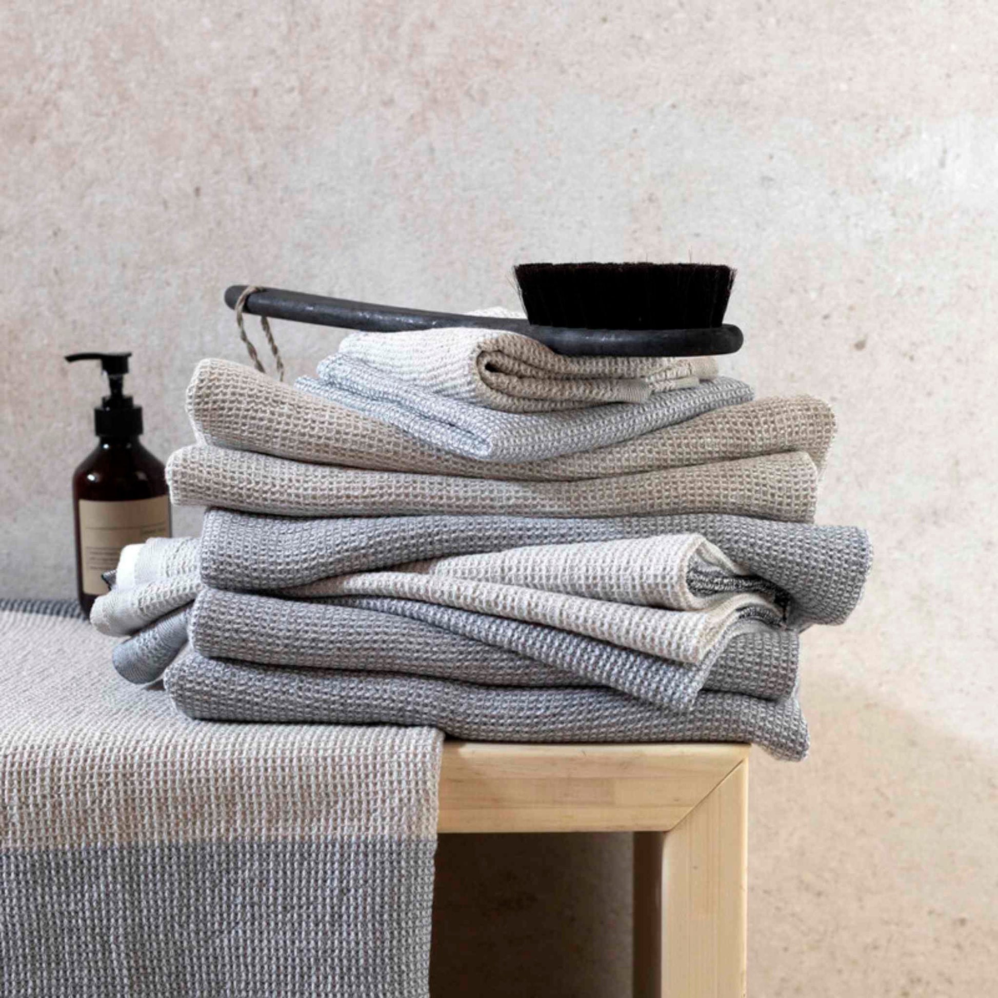 Terva Towel i White/Cinnamon fra Lapuan Kankurit (stablet på badeværelse), 169 kr.