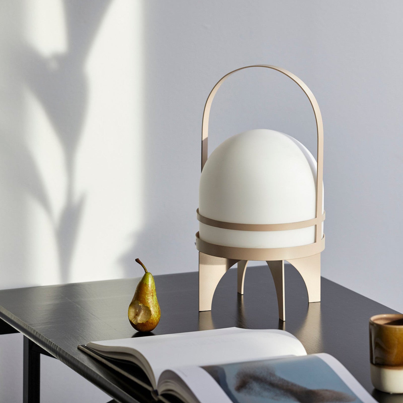 Buto LED lampe fra Nordal I sand (miljø)