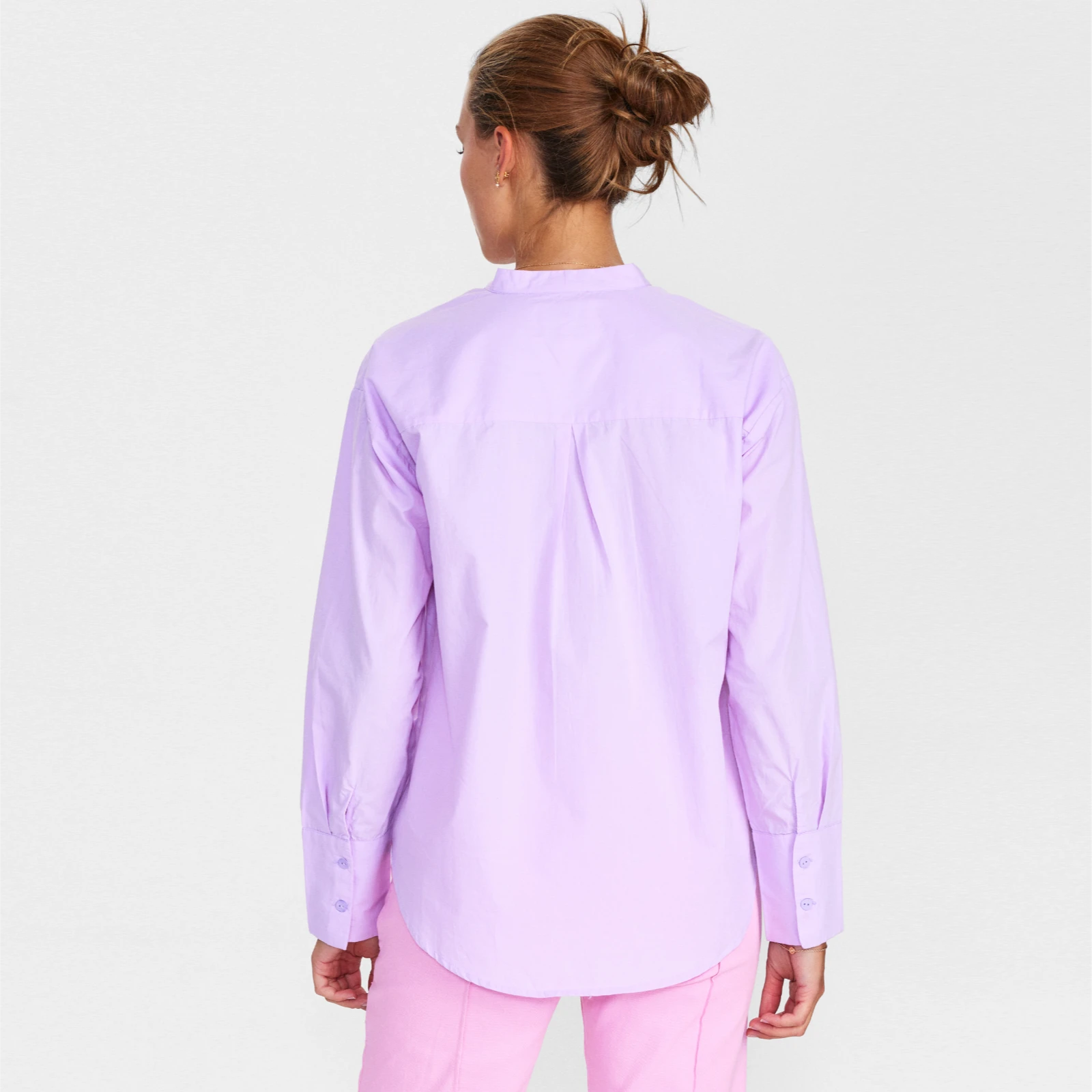 Nurosemary Shirt fra Nümph på model bagfra