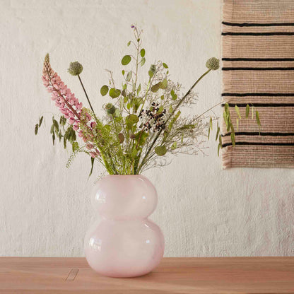 Lasi vase i rosa fra OYOY Living Design med blomster