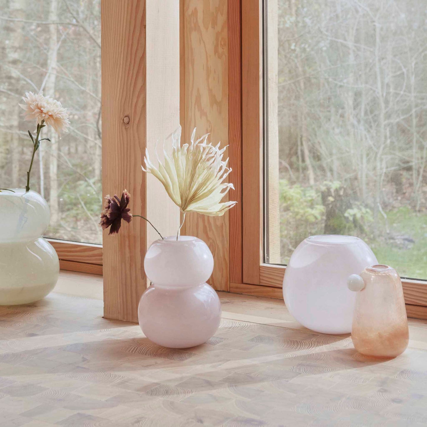 Lasi vase i rosa fra OYOY Living Design i miljø