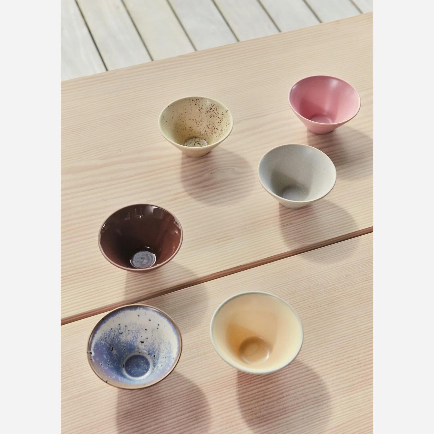 Yuka skåle fra Oyoy Living Design på bord (alle farver)