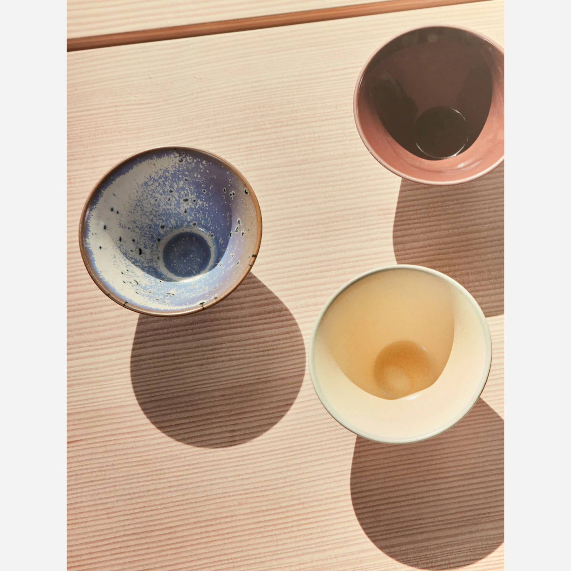 Yuka skålesæt fra Oyoy Living Design i brun, blå og gul (på bord)