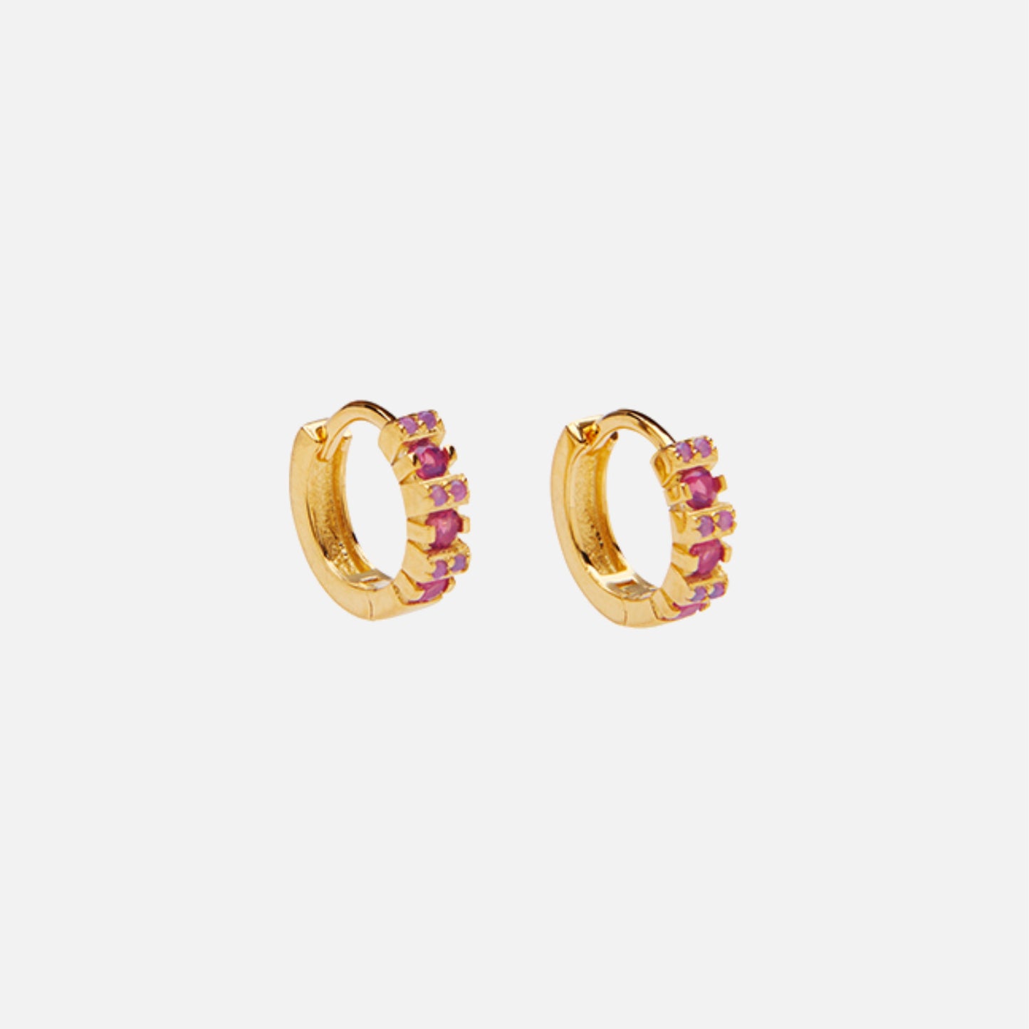 Rainy Petite Hoops fra Pico (forgyldt sølv med pink krystaller)