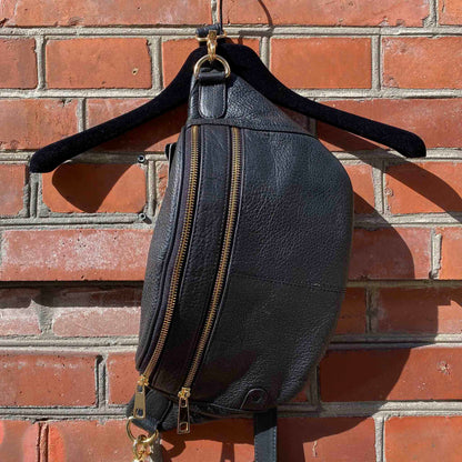 Astrid Bum Bag fra Tim & Simonsen i sort (tæt på), 649 kr.