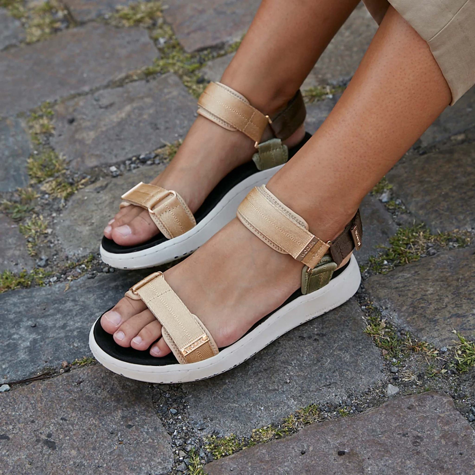 Line sandaler i Multifarvet fra Woden (på model), 649 kr.